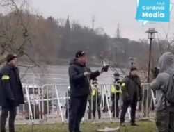 Politisi di Swedia Bakar Al-quran, Turki Balas Bakar Bendera Swedia 