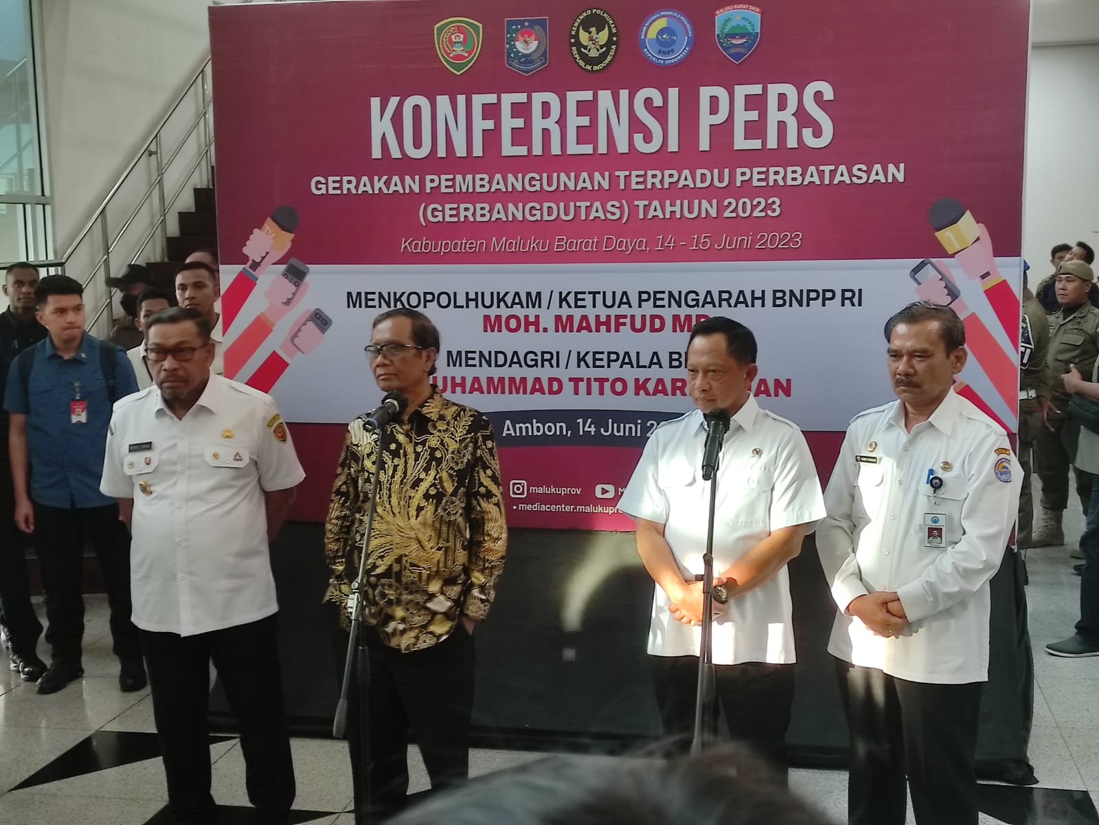 JUMPA PERS. Menteri Dalam Negeri, Tito Karnavian dan Menkopolhukam, Mahfud MD, Gubernur Maluku, Murad Ismail saat jumpa pers