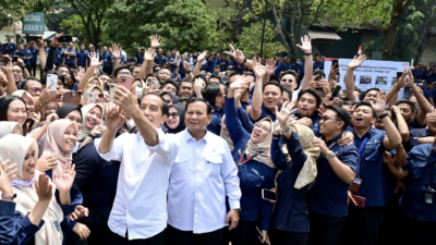 Jokowi dan Prabowo Selfie Bareng Karyawan PT Pindad di Bandung
