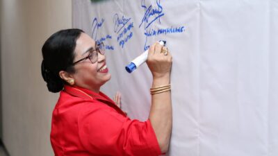 DUKUNGAN. Seorang ibu memberikan tandatangan dukungan kepada Ganjar.