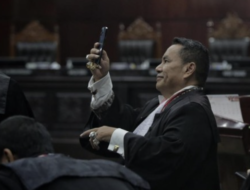 Hakim MK ‘Labrak’  Hotman Paris,   Sebut Sirekap tak Penting Dibahas