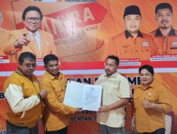 Bodewin-Novan Liem Terima Surat Tugas Hanura di Ambon